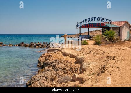 AYIA NAPA, CHYPRE - 23 MAI 2021 : station de parapente pour les sports nautiques à proximité de la plage de Pernera. Ayia Napa est une station touristique à l'extrémité est de la Banque D'Images