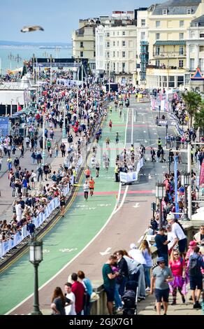 Brighton UK 12 septembre 2021 - les coureurs près de la ligne d'arrivée dans le marathon de Brighton aujourd'hui, après les dernières années, la course a été annulée en raison des restrictions de verrouillage de COVID-19 : Credit Simon Dack / Alay Live News Banque D'Images