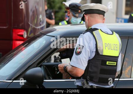 09 septembre 2021, Hambourg: Des policiers vérifient un véhicule lors d'un contrôle important sur le marché du poisson de Hambourg. La police de Hambourg, avec le soutien de policiers spécialisés de dix États fédéraux, l'Autriche et la Suisse, ainsi qu'avec le soutien des douanes, a vérifié de nombreuses personnes et de nombreux véhicules dans le cadre de la 15e semaine du DIS (détection des drogues dans la circulation routière). Photo : marques de bodo/dpa/marques de bodo Banque D'Images