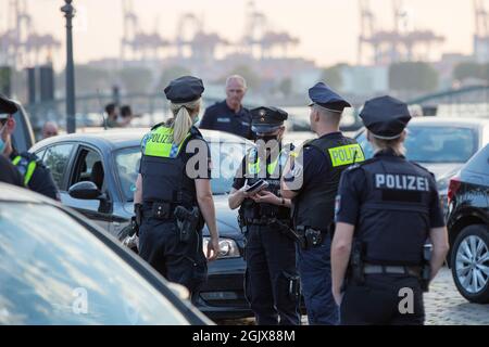 09 septembre 2021, Hambourg: Des policiers se réunissent lors d'un contrôle important sur le marché du poisson de Hambourg. La police de Hambourg, avec le soutien de policiers spécialisés de dix États fédéraux, l'Autriche et la Suisse, et avec l'aide des douanes, a vérifié de nombreuses personnes et de nombreux véhicules dans le cadre de la 15e semaine DIS (détection de drogues dans la circulation routière). Photo : marques de bodo/dpa/marques de bodo Banque D'Images