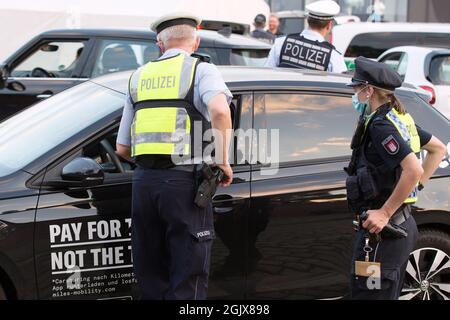 09 septembre 2021, Hambourg: Des policiers vérifient un véhicule lors d'un contrôle important sur le marché du poisson de Hambourg. La police de Hambourg, avec le soutien de policiers spécialisés de dix États fédéraux, l'Autriche et la Suisse, ainsi qu'avec le soutien des douanes, a vérifié de nombreuses personnes et de nombreux véhicules dans le cadre de la 15e semaine du DIS (détection des drogues dans la circulation routière). Photo : marques de bodo/dpa/marques de bodo Banque D'Images