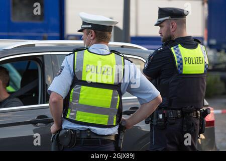 09 septembre 2021, Hambourg: Des policiers regardent un véhicule lors d'un contrôle important sur le marché du poisson de Hambourg. La police de Hambourg, avec le soutien de policiers spécialisés de dix États fédéraux, l'Autriche et la Suisse, ainsi qu'avec le soutien des douanes, a vérifié de nombreuses personnes et de nombreux véhicules dans le cadre de la 15e semaine DIS (détection de drogues dans la circulation routière). Photo : marques de bodo/dpa/marques de bodo Banque D'Images