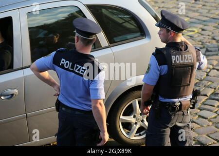 09 septembre 2021, Hambourg: Des policiers regardent un véhicule lors d'un contrôle important sur le marché du poisson de Hambourg. La police de Hambourg, avec le soutien de policiers spécialisés de dix États fédéraux, l'Autriche et la Suisse, ainsi qu'avec le soutien des douanes, a vérifié de nombreuses personnes et de nombreux véhicules dans le cadre de la 15e semaine DIS (détection de drogues dans la circulation routière). Photo : marques de bodo/dpa/marques de bodo Banque D'Images