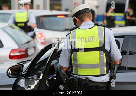 09 septembre 2021, Hambourg: Des policiers vérifient un véhicule lors d'un contrôle important sur le marché du poisson de Hambourg. La police de Hambourg, avec le soutien de policiers spécialisés de dix États fédéraux, l'Autriche et la Suisse, ainsi qu'avec le soutien des douanes, a vérifié de nombreuses personnes et de nombreux véhicules dans le cadre de la 15e semaine du DIS (détection des drogues dans la circulation routière). Photo : marques de bodo/dpa/marques de bodo Banque D'Images