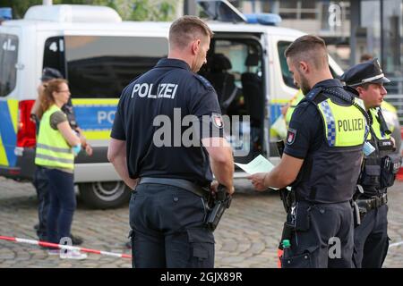 09 septembre 2021, Hambourg: Des policiers se réunissent lors d'un contrôle important sur le marché du poisson de Hambourg. La police de Hambourg, avec le soutien de policiers spécialisés de dix États fédéraux, l'Autriche et la Suisse, et avec l'aide des douanes, a vérifié de nombreuses personnes et de nombreux véhicules dans le cadre de la 15e semaine DIS (détection de drogues dans la circulation routière). Photo : marques de bodo/dpa/marques de bodo Banque D'Images