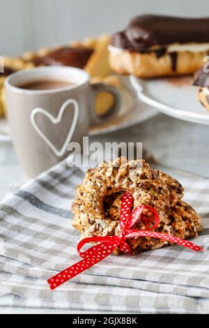 Biscuits au sésame avec noeud rouge. Dessert de fête Banque D'Images