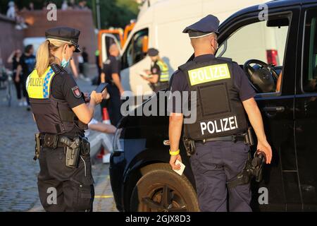 09 septembre 2021, Hambourg: Des policiers vérifient un véhicule lors d'un contrôle important sur le marché du poisson de Hambourg. La police de Hambourg, avec le soutien de policiers spécialisés de dix États fédéraux, l'Autriche et la Suisse, ainsi qu'avec le soutien des douanes, a vérifié de nombreuses personnes et de nombreux véhicules dans le cadre de la 15e semaine du DIS (détection des drogues dans la circulation routière). Photo : marques de bodo/dpa/marques de bodo Banque D'Images