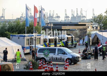 09 septembre 2021, Hambourg: Des policiers se tiennent lors d'un important contrôle sur le marché du poisson de Hambourg. La police de Hambourg, avec le soutien de policiers spécialisés de dix États fédéraux, l'Autriche et la Suisse, ainsi qu'avec le soutien des douanes, a vérifié de nombreuses personnes et de nombreux véhicules dans le cadre de la 15e semaine DIS (détection de drogues dans la circulation routière). Photo : marques de bodo/dpa/marques de bodo Banque D'Images