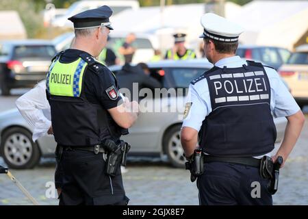 09 septembre 2021, Hambourg: Des policiers vérifient les véhicules lors d'un contrôle à grande échelle sur le marché du poisson de Hambourg. La police de Hambourg, avec le soutien de policiers spécialisés de dix États fédéraux, l'Autriche et la Suisse, ainsi qu'avec le soutien des douanes, a vérifié de nombreuses personnes et de nombreux véhicules dans le cadre de la 15e semaine DIS (détection de drogues dans la circulation routière). Photo : marques de bodo/dpa/marques de bodo Banque D'Images