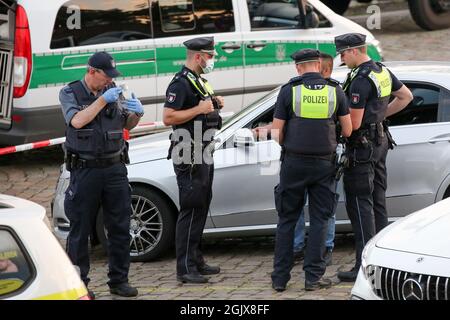 09 septembre 2021, Hambourg: Des policiers vérifient un véhicule lors d'un contrôle important sur le marché du poisson de Hambourg. La police de Hambourg, avec le soutien de policiers spécialisés de dix États fédéraux, l'Autriche et la Suisse, ainsi qu'avec le soutien des douanes, a vérifié de nombreuses personnes et de nombreux véhicules dans le cadre de la 15e semaine du DIS (détection des drogues dans la circulation routière). Photo : marques de bodo/dpa/marques de bodo Banque D'Images