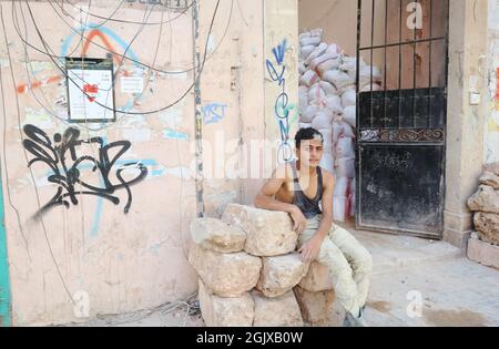 Un jeune travailleur est prêt à commencer son travail à une cantière près du port de Beyrouth, au Liban, le 9 septembre 2021. Nevershless beaucoup d'argent a été envoyé par la communauté intnl après l'explosion de dégoût d'août 4 2020, le port et le secteur circostante sont encore largement à reconstruire.(Elisa Gestri/Sipa USA) Banque D'Images