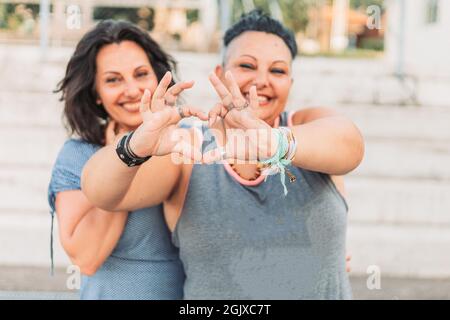 Portrait de deux sœurs jumelles brunette adultes. Différents styles Banque D'Images