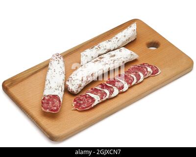 Saucisse traditionnelle espagnole fine et séchée avec des tranches, gros plan, isolée sur fond blanc Banque D'Images