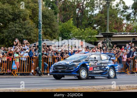 Voiture de course Ford Fiesta WRC lors de la première étape du Rallye Acropolis 2021, qui s'est tenu à Athènes, en Grèce, également appelé "le Rallye des dieux". Banque D'Images