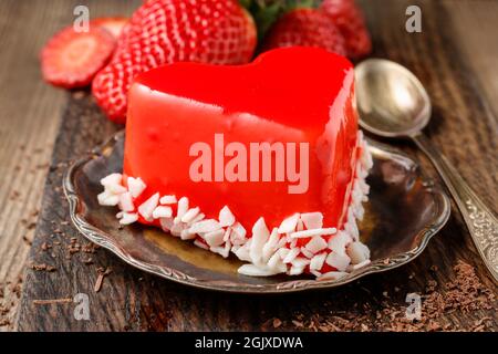 Gâteau à la fraise en forme de coeur, symbole de l'amour. Dessert de fête Banque D'Images