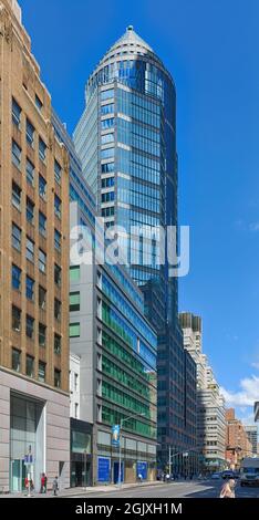 Le 750 Lexington Avenue, International Plaza, apporte des formes et des couleurs audacieuses au Midtown East de Manhattan. La tour de 30 étages est mieux vue de loin. Banque D'Images