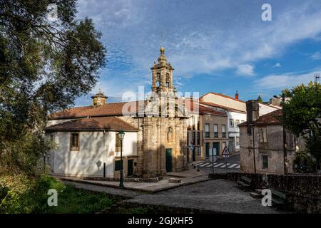 Saint-Jacques-de-Compostelle, Espagne. La chapelle O Carme de Abaixo (Bas Carmel), une église près de la rivière Sarla Banque D'Images