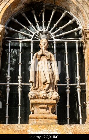 Saint-Jacques-de-Compostelle, Espagne. Statue de notre-Dame du Mont Carmel Chapelle de O Carme de Abaixo (Bas Carmel), une église près de la rivière Sarela Banque D'Images