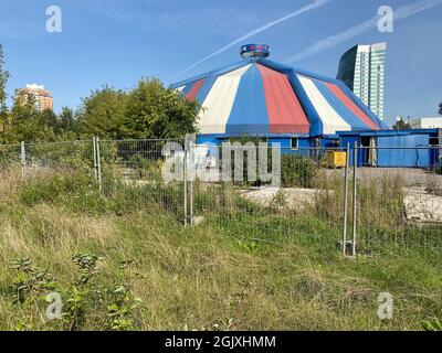 tente de cirque le jour d'été sec et ensoleillé Banque D'Images