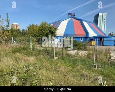 tente de cirque le jour d'été sec et ensoleillé Banque D'Images