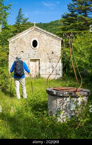 Homme avec sac à dos en admirant les ruines de la vieille église de Santa Caterina. Modigliana, Forlì, Émilie-Romagne, Italie, Europe. Banque D'Images