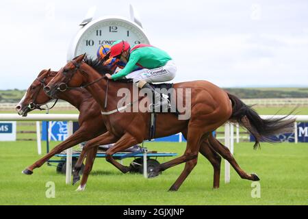 Kildare, Irlande. 12 septembre 2021. 12 septembre 2021: La petite Coco (IRE) #6, monté par le jockey Billy Lee Noses Out Love (IRE) #1 monté par le jockey Ryan Moore pour gagner le groupe 2 Blandford Stakes sur le gazon sur le week-end des champions irlandais à l'hippodrome de Curragh à Kildare, Irlande, le 12 septembre 2021. Shamela HanleyEclipse SportswireCSM/Alamy Live News Banque D'Images