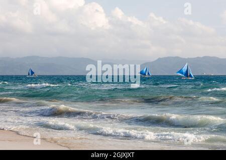 Bateaux à voile à Sulu, île de Boracay, Philippines.Avec espace. Banque D'Images