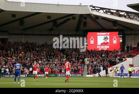 La foule prend part à une minute d'applaudissements pour la 17e minute du match à la mémoire de Dylan Rich lors du match du championnat Sky Bet au City Ground, Nottingham. Date de la photo: Dimanche 12 septembre 2021. Banque D'Images