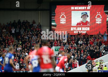La foule prend part à une minute d'applaudissements pour la 17e minute du match à la mémoire de Dylan Rich lors du match du championnat Sky Bet au City Ground, Nottingham. Date de la photo: Dimanche 12 septembre 2021. Banque D'Images