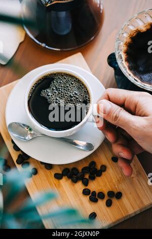 Autre méthode de préparation du café, utilisant le bac à égoutter et le filtre en papier. Banque D'Images