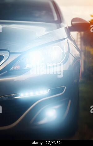 Vue avant de la voiture avec phares luminescents Banque D'Images