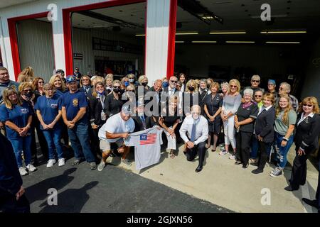 Shanksville, États-Unis. 11 septembre 2021. Le président américain Joe Biden et la première dame Jill Biden posent avec des membres du Service des pompiers volontaires de Shanksville à la suite de la cérémonie marquant le 20e anniversaire des attaques terroristes le 11 septembre 2021 à Shanksville, en Pennsylvanie. Crédit : Adam Schultz/White House photo/Alay Live News Banque D'Images