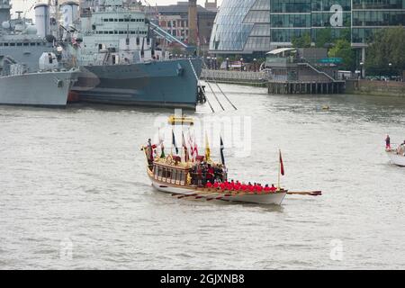 Royal River Salute pour marquer la Reine comme le plus long monarque de l'histoire britannique, dirigé par Royal Barge 'Gloriana'. La procession fait partie de la célébration de la Tamise, une saison d'événements liés à la rivière qui s'étend sur un mois et qui se déroule tout au long du mois de septembre. La «Gloriana» est escortée par le bateau à feu «Massey Shaw» lors de son voyage de Tower Bridge au Palais de Westminster. Le «Gloriana» a passé le navire de croisière HMS Belfast WW2 qui avait la frégate HMS Portland amarré à côté. Tower Bridge, Londres, Royaume-Uni. 9 septembre 2015 Banque D'Images