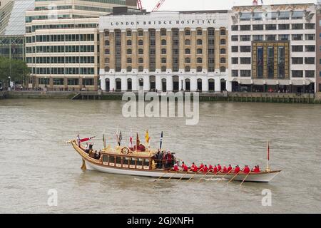 Royal River Salute pour marquer la Reine comme le plus long monarque de l'histoire britannique, dirigé par Royal Barge 'Gloriana'. La procession fait partie de la célébration de la Tamise, une saison d'événements liés à la rivière qui s'étend sur un mois et qui se déroule tout au long du mois de septembre. La «Gloriana» est escortée par le bateau à feu «Massey Shaw» lors de son voyage de Tower Bridge au Palais de Westminster. Tower Bridge, Londres, Royaume-Uni. 9 septembre 2015 Banque D'Images