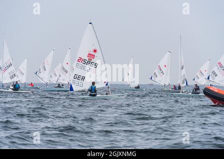 Segelregatta der ILCA laser Nachwuchsklasse in der Kieler Außenförde während der Kieler Woche 2021 Banque D'Images