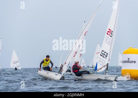 Segelregatta der ILCA laser Nachwuchsklasse in der Kieler Außenförde während der Kieler Woche 2021 Banque D'Images