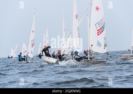 Segelregatta der ILCA laser Nachwuchsklasse in der Kieler Außenförde während der Kieler Woche 2021 Banque D'Images