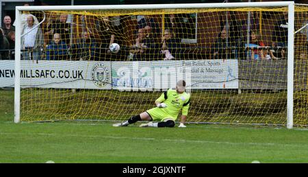 Le gardien de but Armthorpe est battu alors que New Mills remporte le match FA vase 6-5 sur les pénalités. Banque D'Images