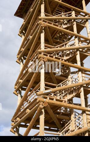 tour d'observation en bois, gros plan, ciel nuageux. Banque D'Images