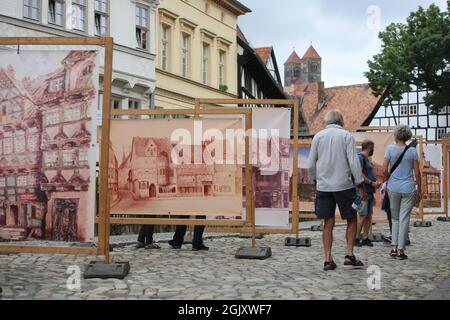 Quedlinburg, Allemagne. 12 septembre 2021. Des vues historiques sur Quedlinburg sont exposées dans le centre de la ville de Harz. Dans la région de Harz, de nombreuses maisons classées ont ouvert leurs portes au public lors du week-end du jour du Monument ouvert. Credit: Matthias Bein/dpa-Zentralbild/ZB/dpa/Alay Live News Banque D'Images