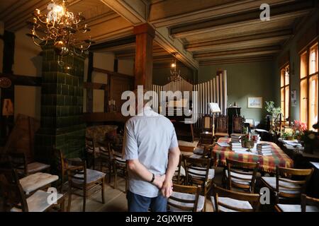 Quedlinburg, Allemagne. 12 septembre 2021. Les visiteurs visitent une maison classée avec un orgue. Dans la région de Harz, de nombreuses maisons classées ont ouvert leurs portes au public lors du week-end du jour du Monument ouvert. Credit: Matthias Bein/dpa-Zentralbild/ZB/dpa/Alay Live News Banque D'Images