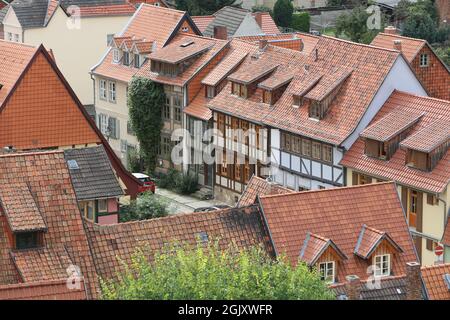 Quedlinburg, Allemagne. 12 septembre 2021. Vue sur la vieille ville à une rangée de maisons. Dans la région de Harz, de nombreuses maisons classées ont ouvert leurs portes au public lors du week-end du jour du Monument ouvert. Credit: Matthias Bein/dpa-Zentralbild/ZB/dpa/Alay Live News Banque D'Images