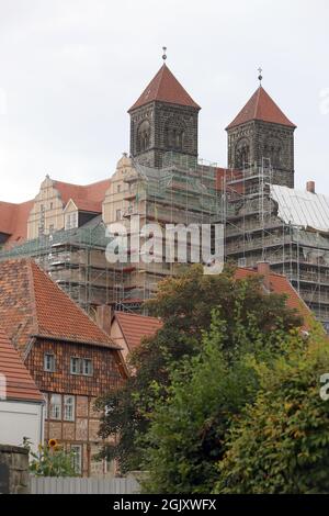 Quedlinburg, Allemagne. 12 septembre 2021. Vue sur la collégiale partiellement échafaudée sur le Schloßberg. Dans la région de Harz, de nombreux bâtiments classés ont ouvert leurs portes au public lors du week-end du jour du Monument ouvert. Credit: Matthias Bein/dpa-Zentralbild/ZB/dpa/Alay Live News Banque D'Images