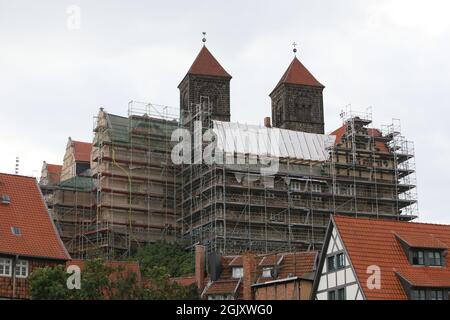 Quedlinburg, Allemagne. 12 septembre 2021. Vue sur la collégiale partiellement échafaudée sur le Schloßberg. Dans la région de Harz, de nombreux bâtiments classés ont ouvert leurs portes au public lors du week-end du jour du Monument ouvert. Credit: Matthias Bein/dpa-Zentralbild/ZB/dpa/Alay Live News Banque D'Images