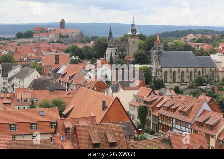 Quedlinburg, Allemagne. 12 septembre 2021. Vue sur la vieille ville jusqu'à la Schoßberg avec la collégiale. Dans la région de Harz, de nombreuses maisons classées ont ouvert leurs portes au public lors du week-end du jour du Monument ouvert. Credit: Matthias Bein/dpa-Zentralbild/ZB/dpa/Alay Live News Banque D'Images