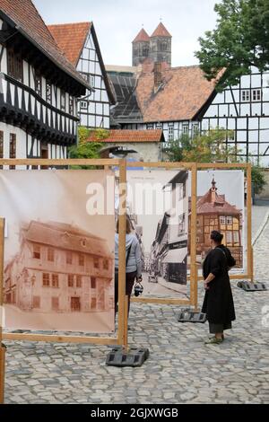 Quedlinburg, Allemagne. 12 septembre 2021. Des vues historiques sur Quedlinburg sont exposées dans le centre de la ville de Harz. Dans la région de Harz, de nombreuses maisons classées ont ouvert leurs portes au public lors du week-end du jour du Monument ouvert. Credit: Matthias Bein/dpa-Zentralbild/ZB/dpa/Alay Live News Banque D'Images