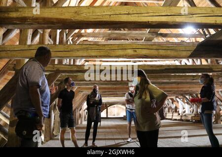 Quedlinburg, Allemagne. 12 septembre 2021. Les visiteurs visitent la structure de toit d'une église de la vieille ville du XIIIe siècle. Dans la région de Harz, de nombreuses maisons classées ont ouvert leurs portes au public lors du week-end du jour du Monument ouvert. Credit: Matthias Bein/dpa-Zentralbild/ZB/dpa/Alay Live News Banque D'Images