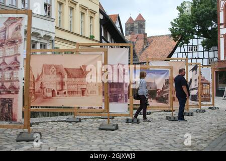 Quedlinburg, Allemagne. 12 septembre 2021. Des vues historiques sur Quedlinburg sont exposées dans le centre de la ville de Harz. Dans la région de Harz, de nombreuses maisons classées ont ouvert leurs portes au public lors du week-end du jour du Monument ouvert. Credit: Matthias Bein/dpa-Zentralbild/ZB/dpa/Alay Live News Banque D'Images