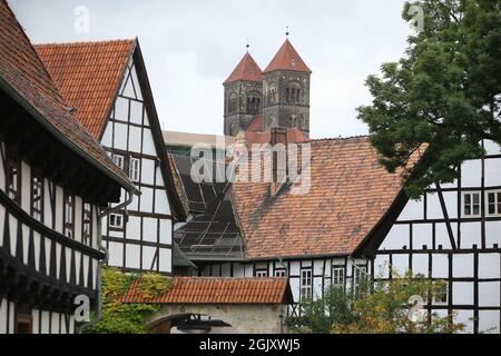 Quedlinburg, Allemagne. 12 septembre 2021. Les tours de la collégiale se distinguent derrière des maisons à colombages. Dans la région de Harz, de nombreuses maisons classées ont ouvert leurs portes au public lors du week-end du jour du Monument ouvert. Credit: Matthias Bein/dpa-Zentralbild/ZB/dpa/Alay Live News Banque D'Images