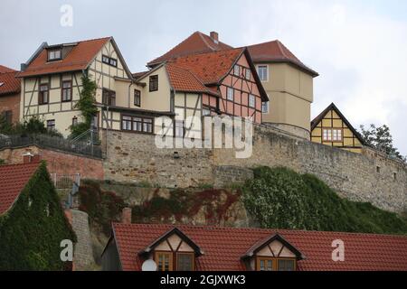 Quedlinburg, Allemagne. 12 septembre 2021. Vue sur le Münzberg avec ses maisons à colombages vieilles de plusieurs siècles. Dans la région de Harz, de nombreuses maisons classées ont ouvert leurs portes au public lors du week-end du jour du Monument ouvert. Credit: Matthias Bein/dpa-Zentralbild/ZB/dpa/Alay Live News Banque D'Images